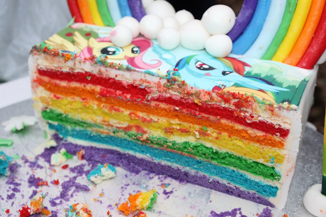 Rainbow cake)))))) ванильный шифоновый бисквит и крем-сливки+маскарпоне))