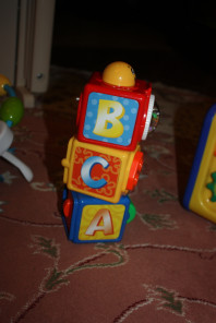 Развивающий куб ABC и много разных игрушек