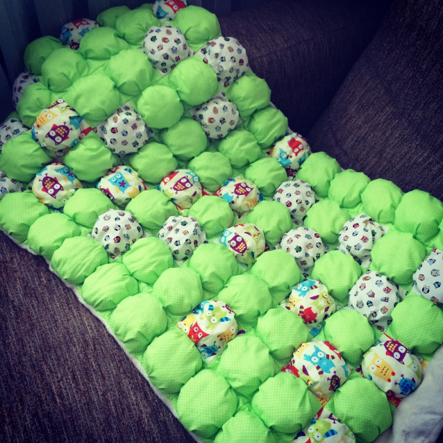 Одеялко-плед в технике бон-бон