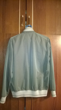 Продам ветровку для мальчика рост 152 см недорого