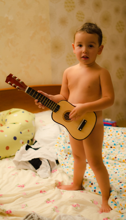 Голый гитарист =)