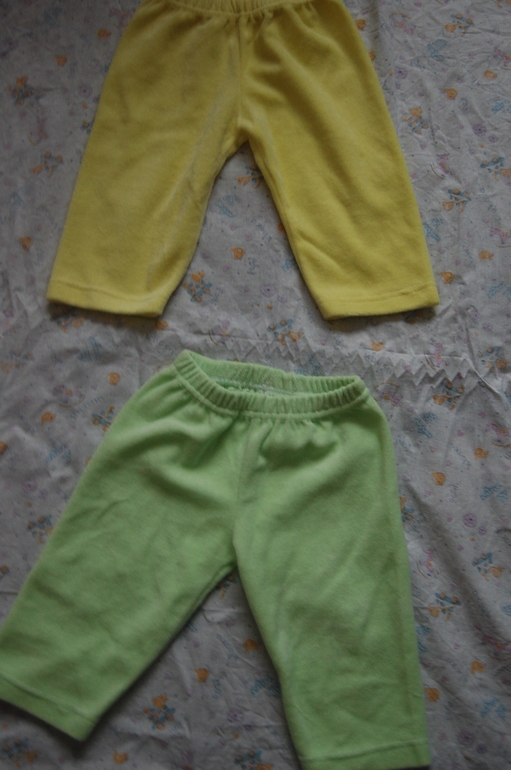 Комплект MOTHERCARE,шапки с песцовым понпонам, и много одежды по низким ценам.
