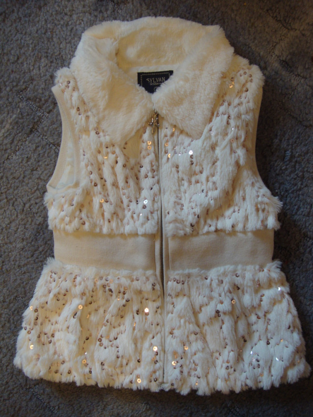 Безрукавка примерно от 4 лет. 104см.