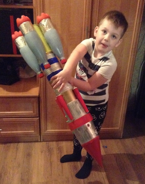 Ракета из бутылки ко дню космонавтики. Поделка ракета ко Дню космонавтики. Ракета в садик из бутылки. Ракета поделка в садик. Поделка ракета из бутылки.
