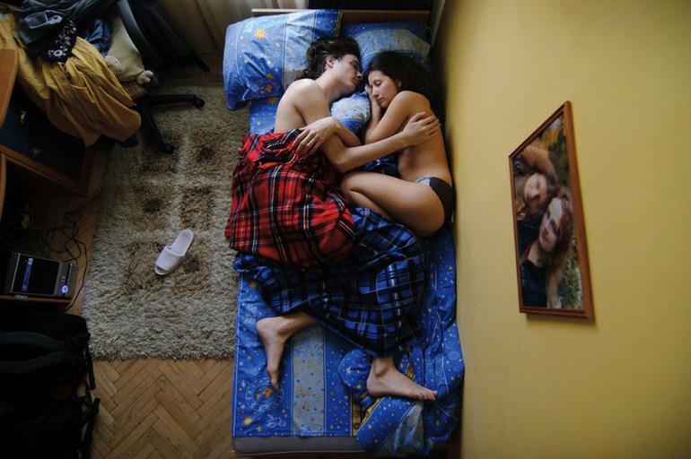 Трогательные и беспечные фото спящих будущих родителей
