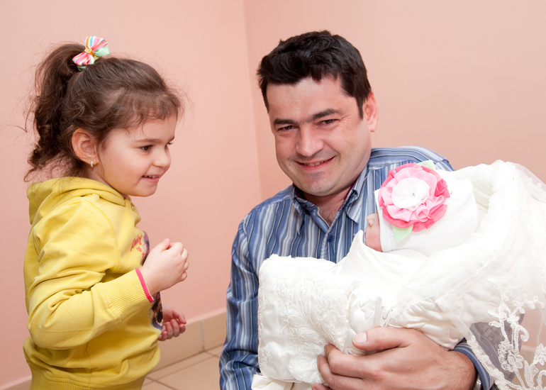 Первая встреча двух сестренок:)