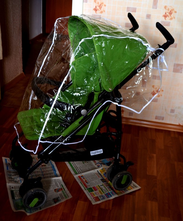 Аксессуары на Peg Perego Pliko Mini - дождевик и подстаканник.