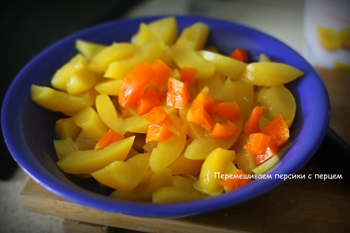 Куриные бедрышки с персиками