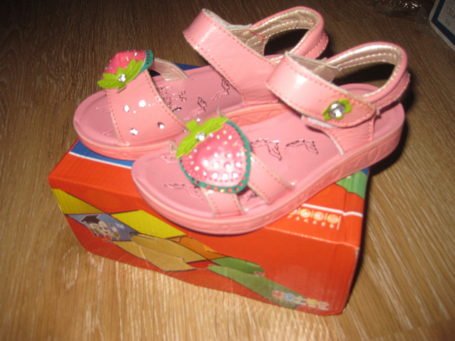 Босоножки кожаные с клубничками