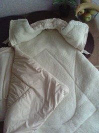 Продам конверт на овчине молочного цвета