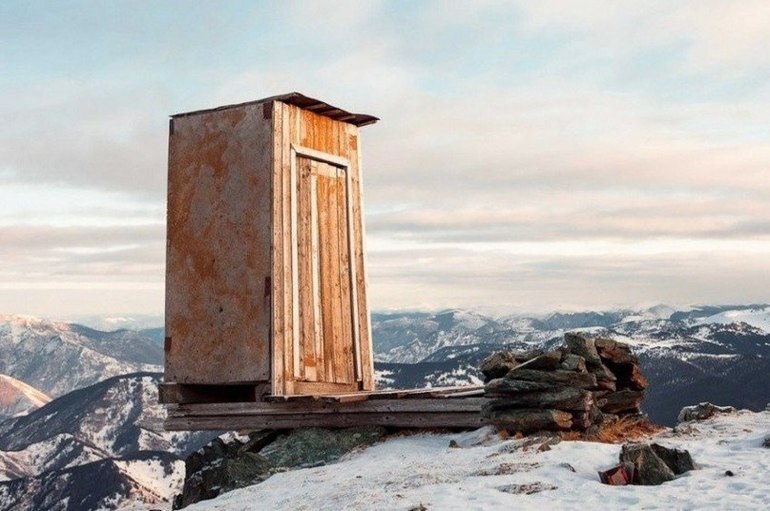 Туалет на российской метеостанции Кара-Тюрек. На высоте 2 600 метров.