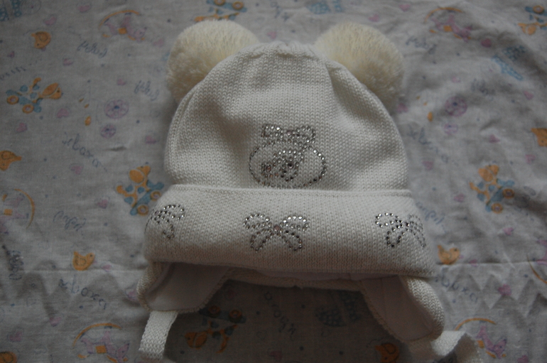 Комплект MOTHERCARE,шапки с песцовым понпонам, и много одежды по низким ценам.