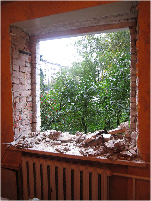 Установка окна в старом кирпичном доме.