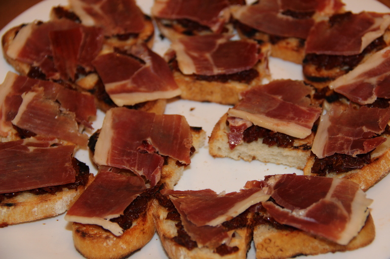 Бутерброды с вялеными томатами и хамоном!