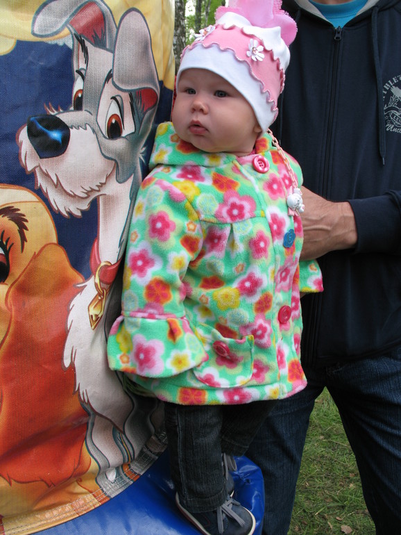 Что за привычка дёргать щёчки ребёнку?!!