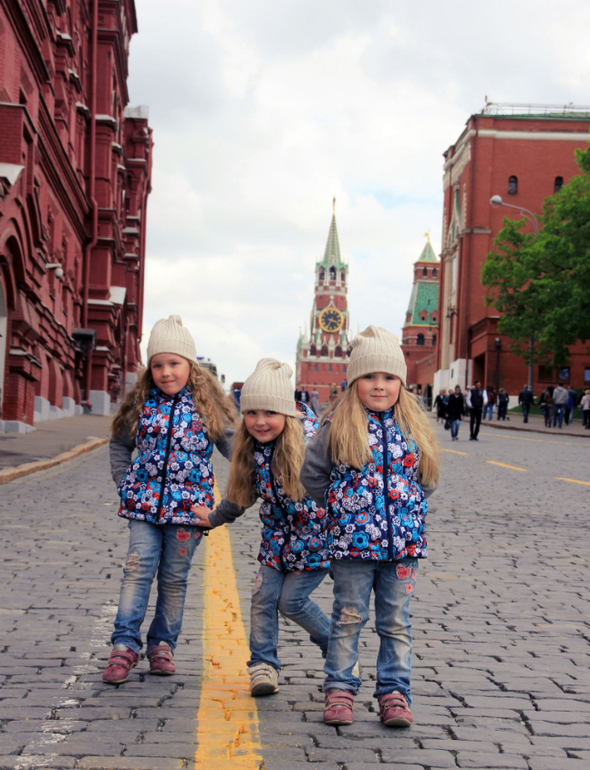 одняшка+ тройняшки - прогулочка по Красной площади