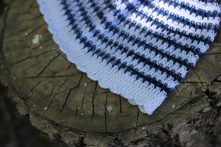 Летняя шапочка в морском стиле