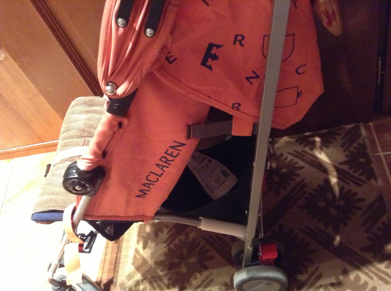 Правильно закрепить матрасик Макларен на коляске.