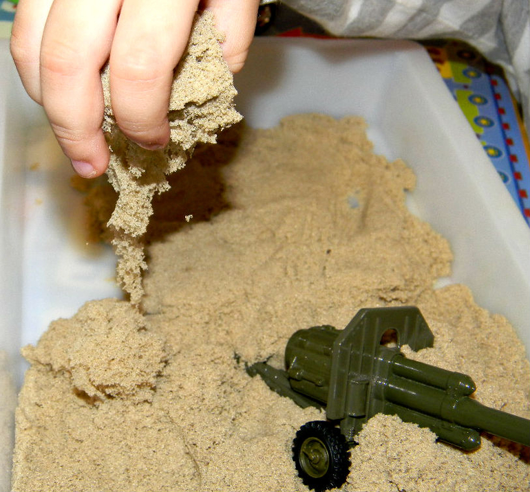 Поставь песок. Сухой песок. Мокрый песок. Kinetic Sand пляжный песок. Сухой и мокрый песок.