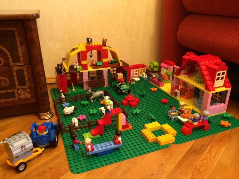 LEGO Duplo - одно их любимых развлечений доченьки!!!