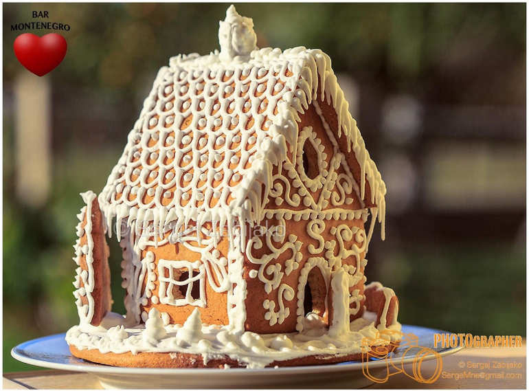 Творожный домик из печенья. Пирожное домик. Украшение творожного домика. Торт с печенья в форме домика.