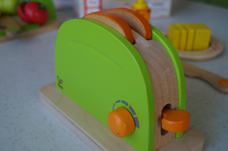 Деревянные игрушки HAPE и JANOD-тостер,кофемашина,набор продуктов.