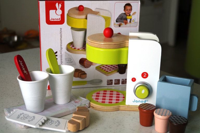 Деревянные игрушки HAPE и JANOD-тостер,кофемашина,набор продуктов.