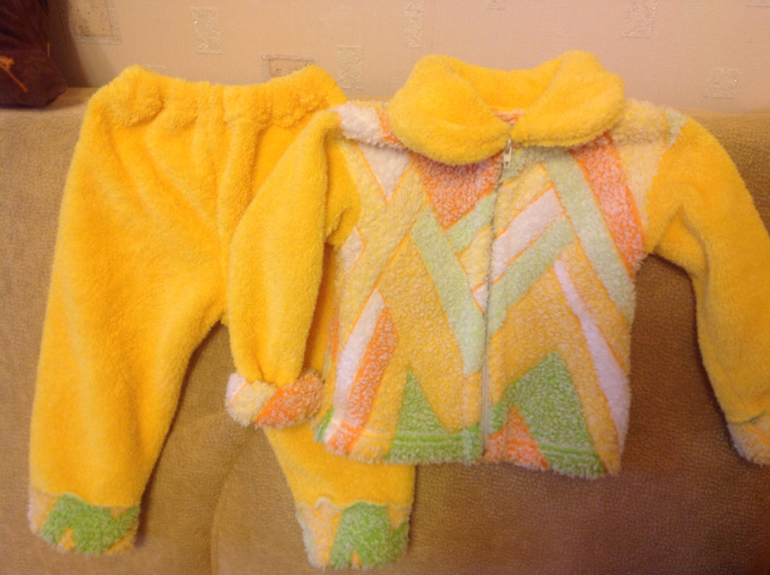 Махровый костюмчик, 74-80 см. 400 рублей.