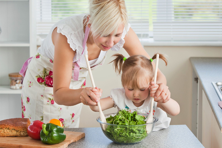 Когда учить ребенка готовить?