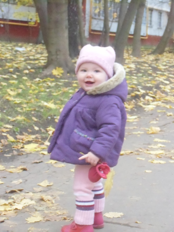 Алиса в листьях