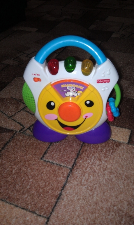 Много игрушек для малышей