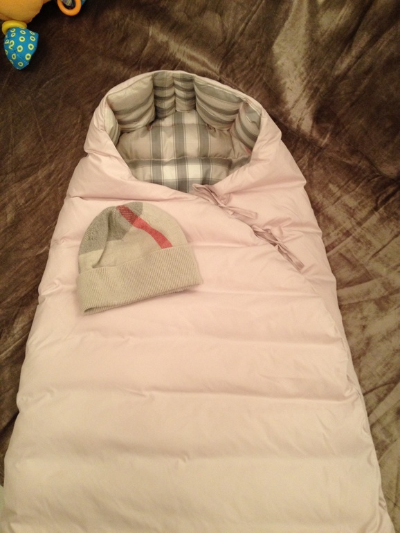 Конверт Burberry и шапочка