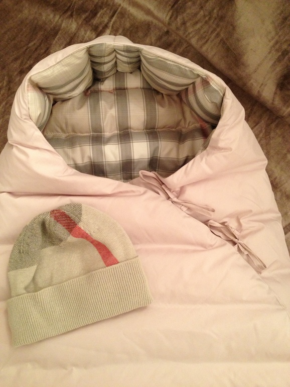 Конверт Burberry и шапочка