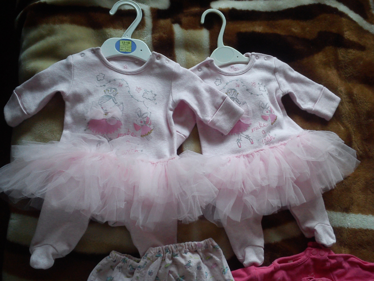 Продам для девочек двойняшек