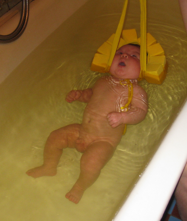 Можно ли купать с соплями. Приспособление для купания младенцев. Ванна для купания новорожденных с горкой. Шапочка для купания в ванной. Приспособление для купания для головы младенца.