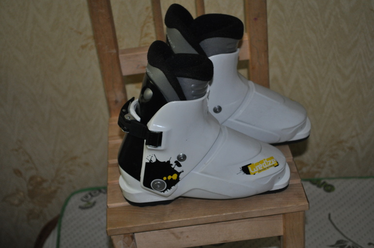 Отдам лыжные ботинки 19,5 по стельке и раздвижные коньки размер 29-33. Ясенево