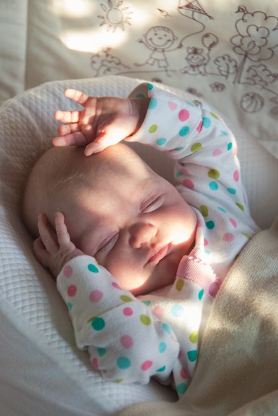 На руках она может спать бесконечно