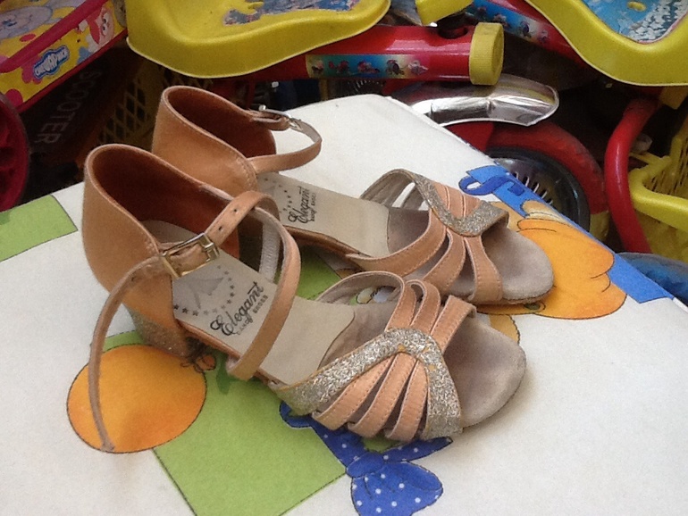 Отдам балетные туфельки