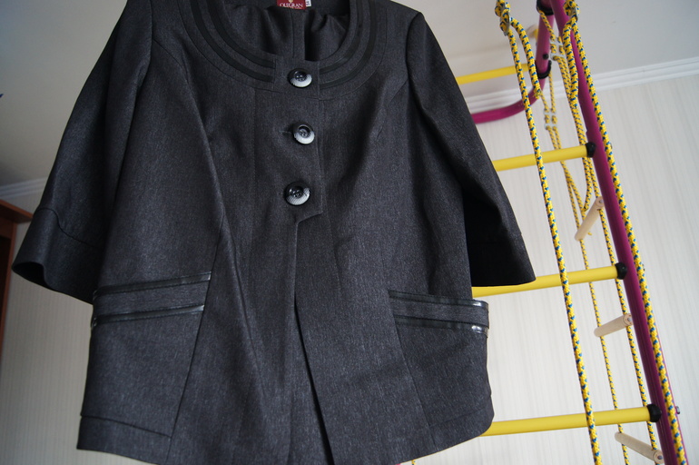 МНОГО красивой одежды на размер 50-52, есть новое и б/у в основном 1 раз, офисные костюмы и нарядные платья.