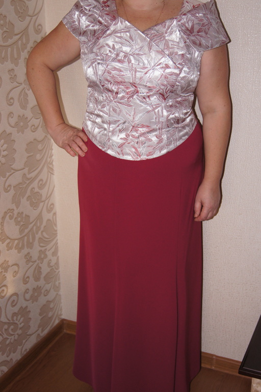 МНОГО красивой одежды на размер 50-52, есть новое и б/у в основном 1 раз, офисные костюмы и нарядные платья.