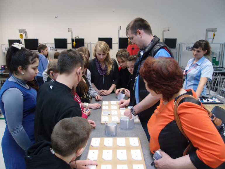 Как воспитанники Дубенского приюта Тульской области побывали на заводе Samsung