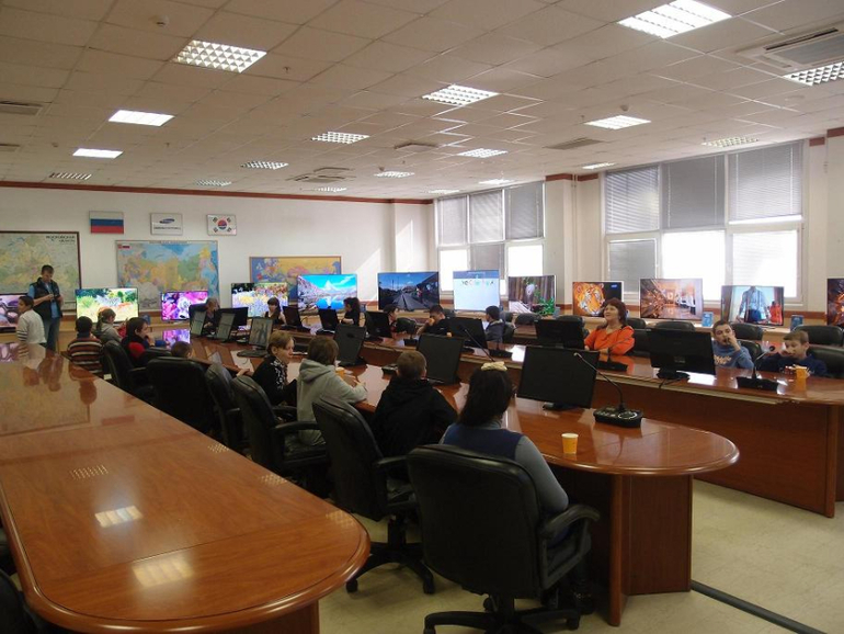 Как воспитанники Дубенского приюта Тульской области побывали на заводе Samsung