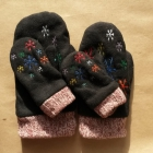 Мягкие флисовые варежки с вышивкой зимней тематики