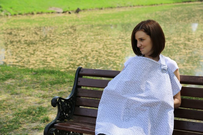 Тестирование накидки для кормления Mammie