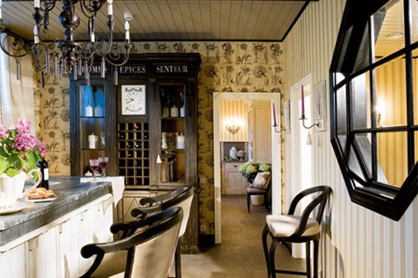 Барные стулья.