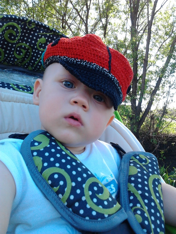 Связались сыну летние  шапочки!