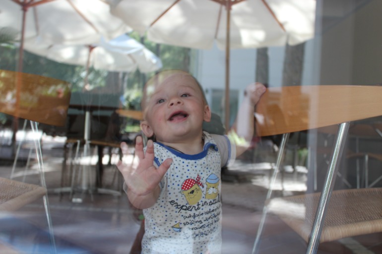 Андрюша, его родители и бабушка ездили на мооооре)