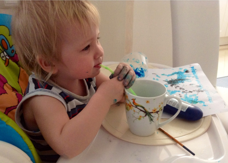 Научились дуть пузыри)))