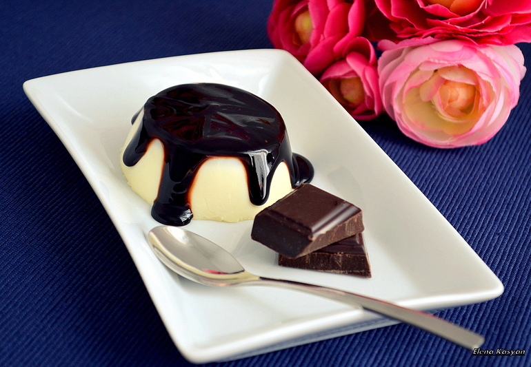 Панна котта ванильная с ягодным соусом)