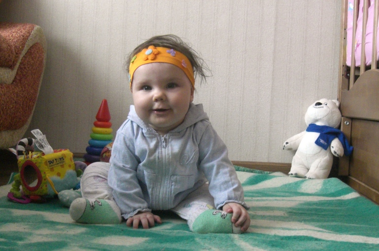 Наши полугодовалые умелки:)